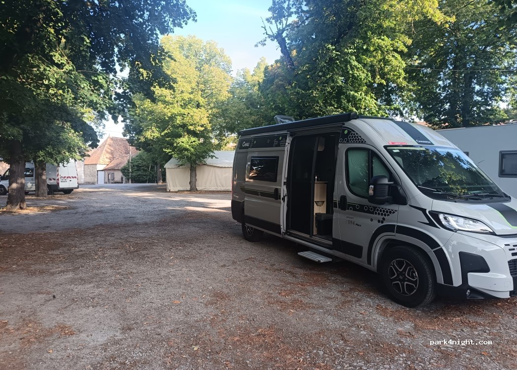Aire de service et stationnement camping-cars Gouzon — foto 5