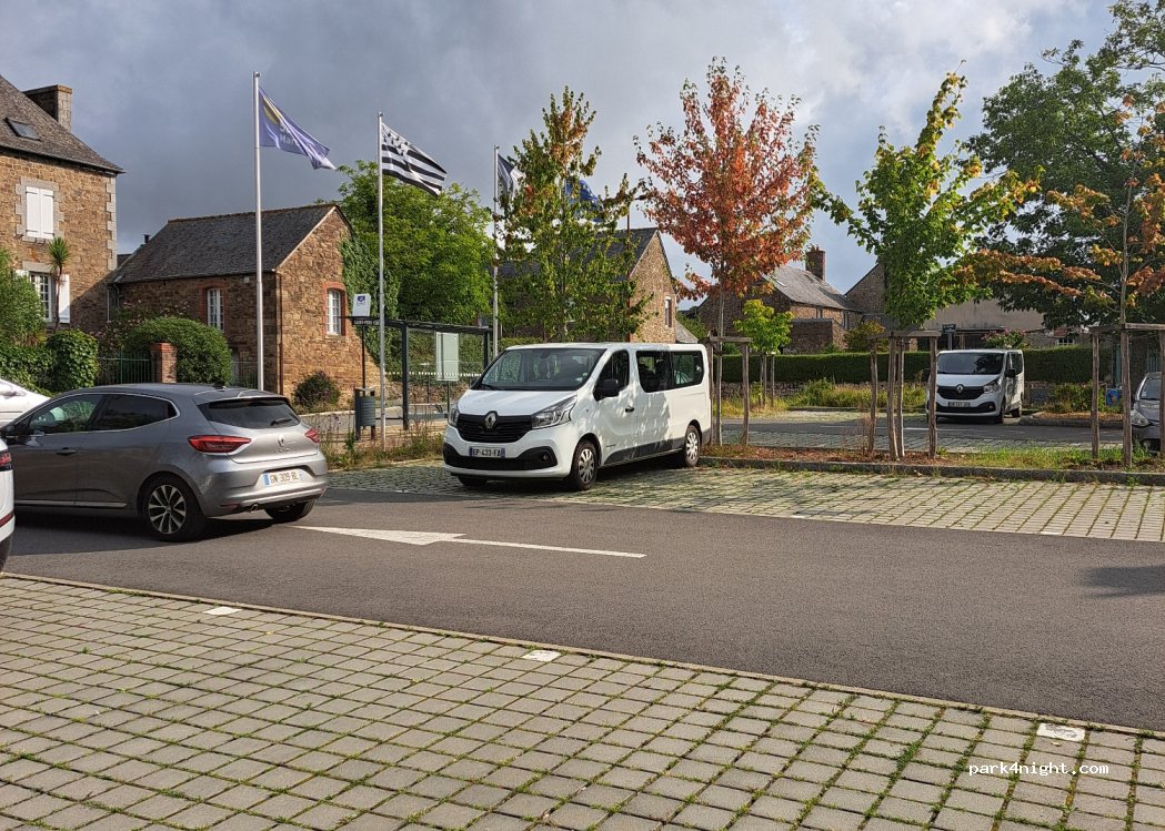 (35430) Saint-Père-Marc-en-Poulet - 6 Place Arthur Regnault — foto