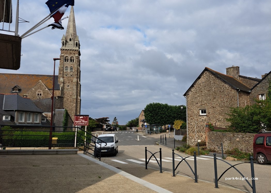 (35430) Saint-Père-Marc-en-Poulet - 6 Place Arthur Regnault — foto 2