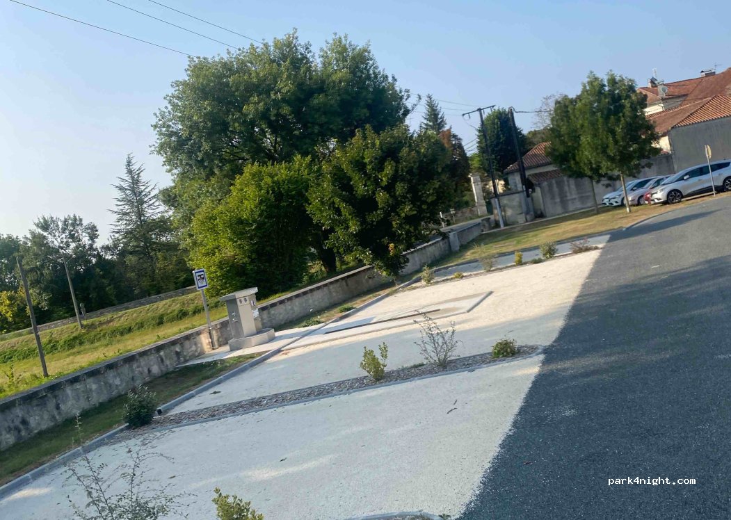 (24320) Verteillac - 300 Le Bourg — foto