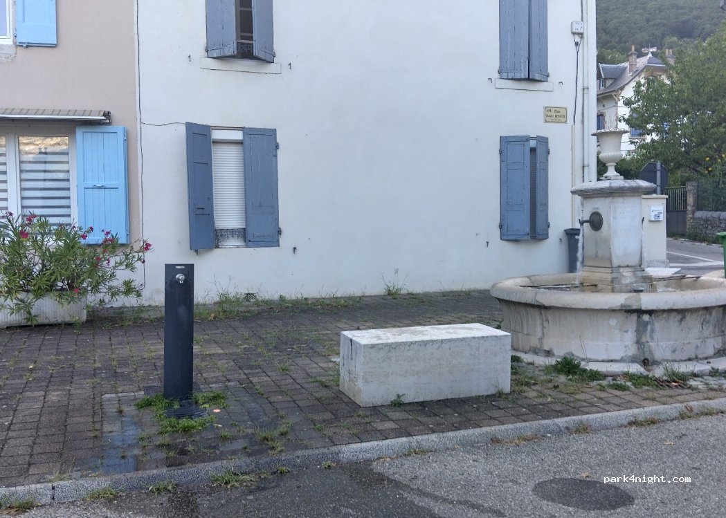 (38113) Veurey-Voroize - 9 La Place — foto