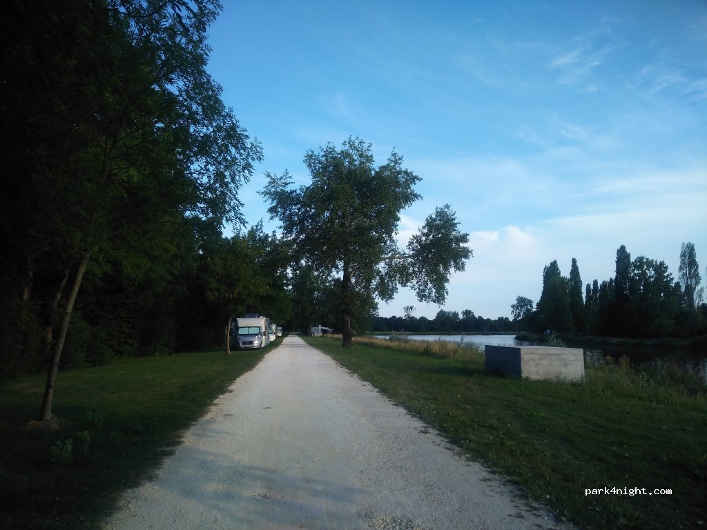 (17350) Saint-Savinien - Unnamed Road — foto