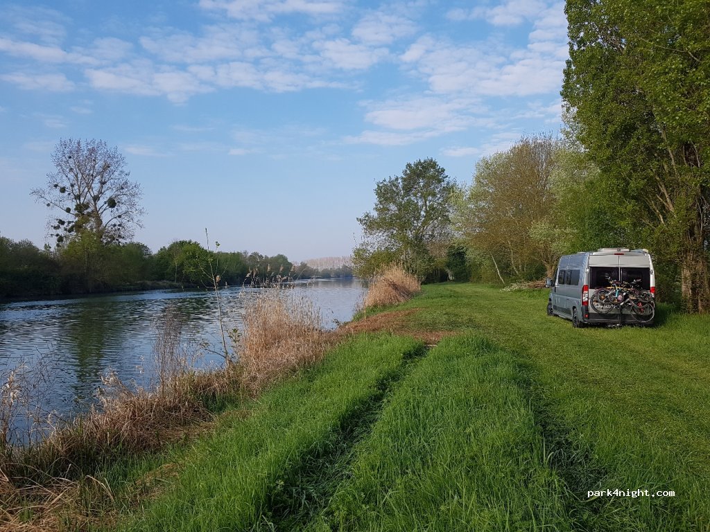 (17350) Saint-Savinien - Unnamed Road — foto 2
