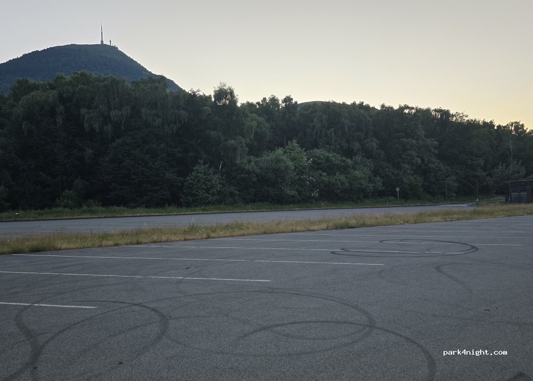 (63870) Orcines - Unnamed Road — foto