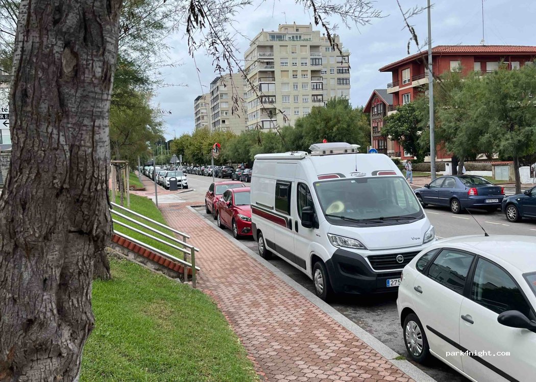 (39005) Santander - avenida de los castros 31 — foto