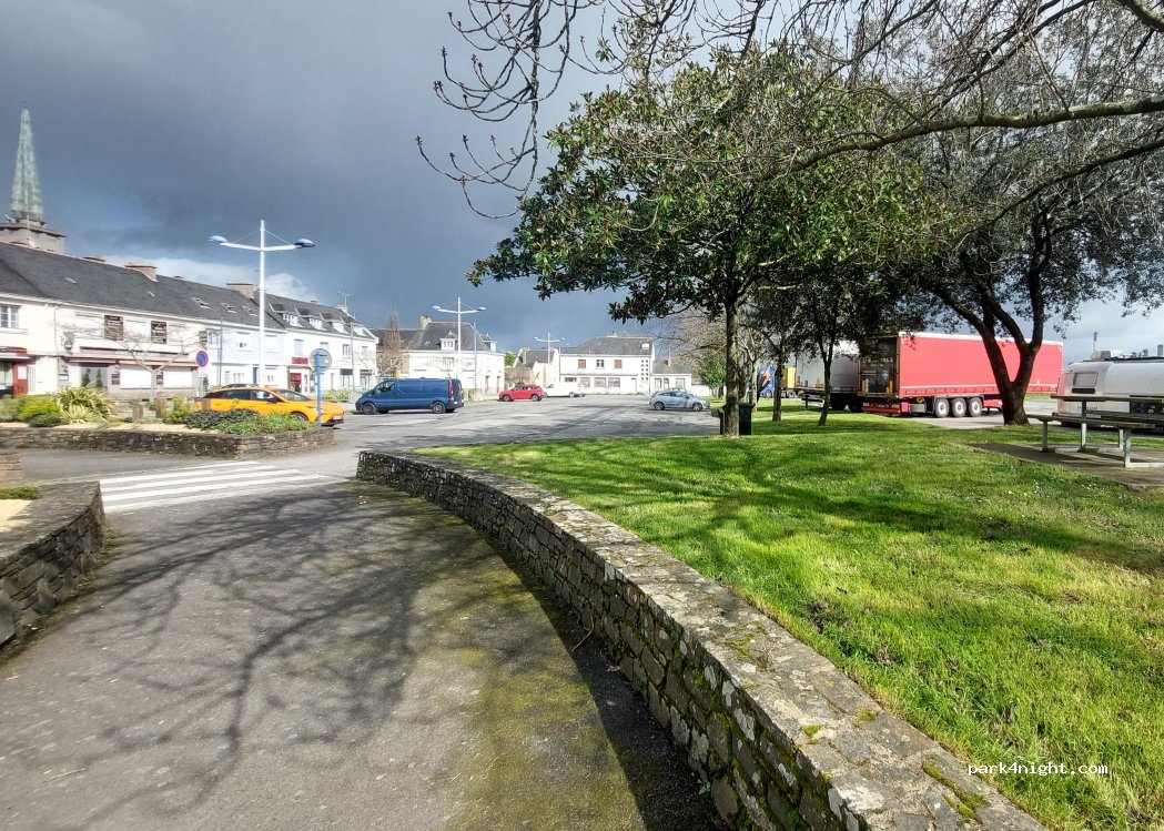 (44480) Donges - 3 Place de la Gare — foto