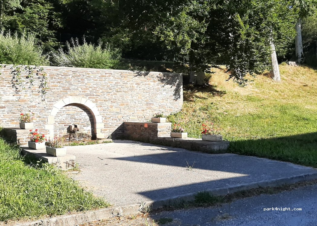 (12780) Vézins-de-Lévézou - 2 La Fontaine de l'Œil Bleu — foto 2