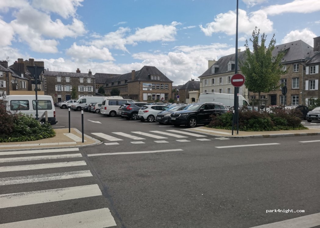 (50300) Avranches - 2-8 Place Carnot — foto 2