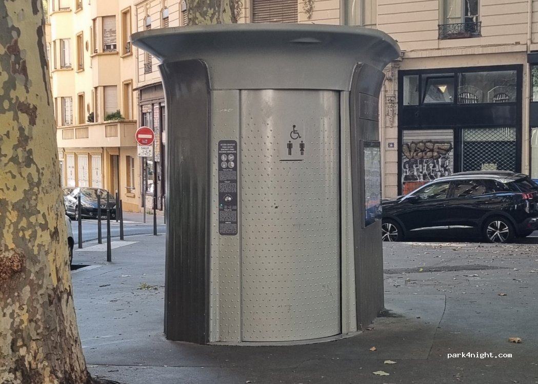 (69001) Lyon - 16 Place Gabriel Rambaud — foto