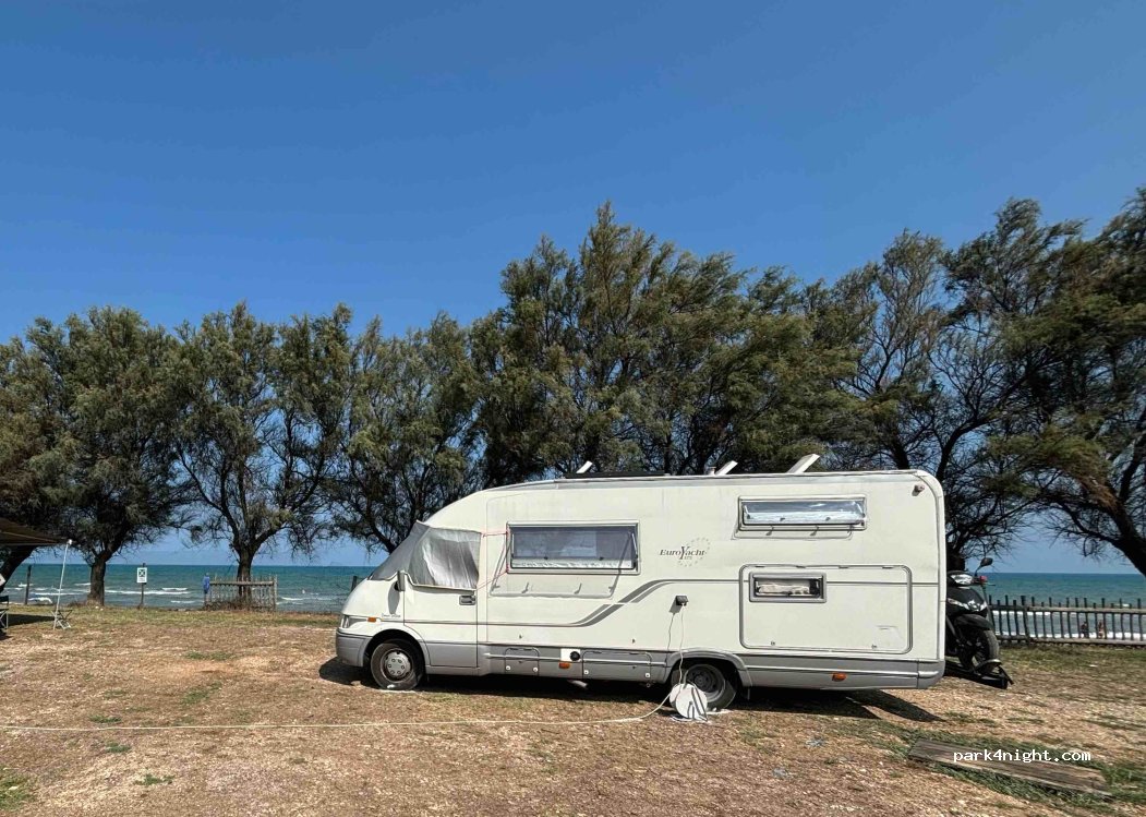 Sosta Camper Baia di Peschici — foto 2