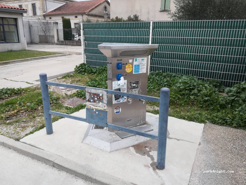 (13560) Sénas - Avenue des jardins — foto 2