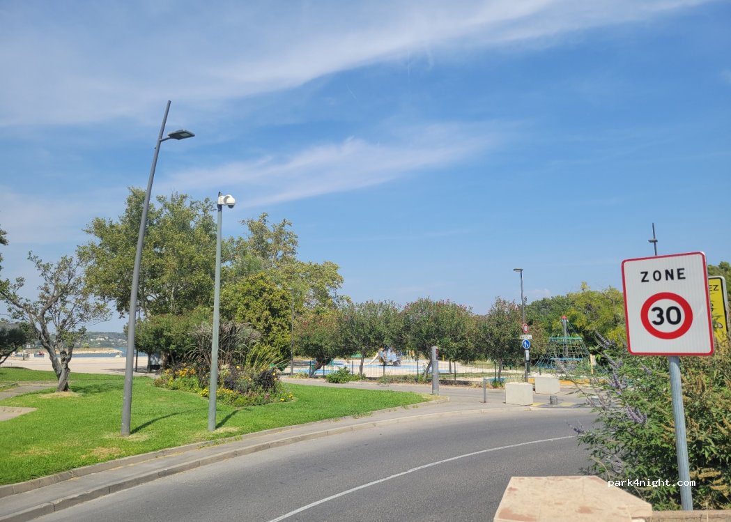 (13800) Istres - 9 Avenue Léon Blum — foto