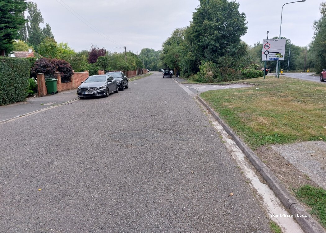 (TW19 6HE) Staines-upon-Thames - 12 Wraysbury Road — foto