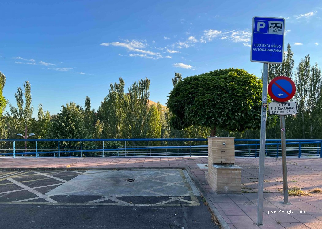 (24008) León - Avenida de Peregrinos. — foto 2