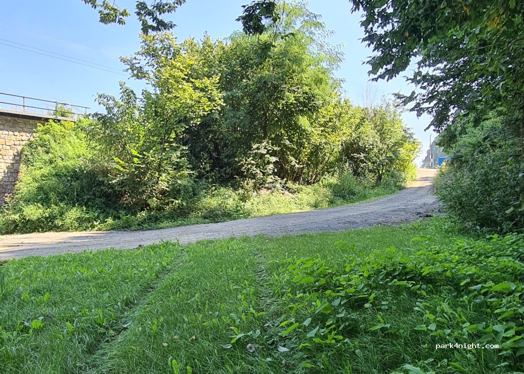 (8471) Spielfeld - 256 Rosen Bergweg — foto