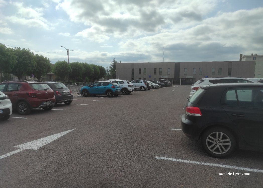 (52200) Langres - Place Bel air — foto 3