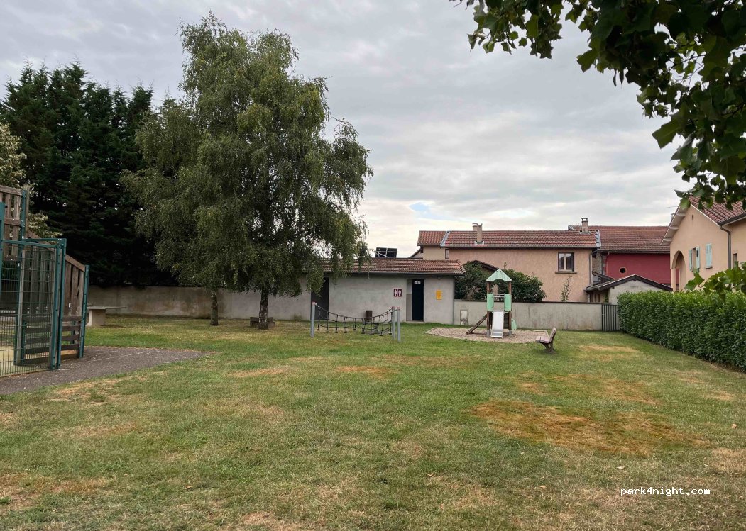 (69610) Aveize - 10 Place de l'Église — foto 2