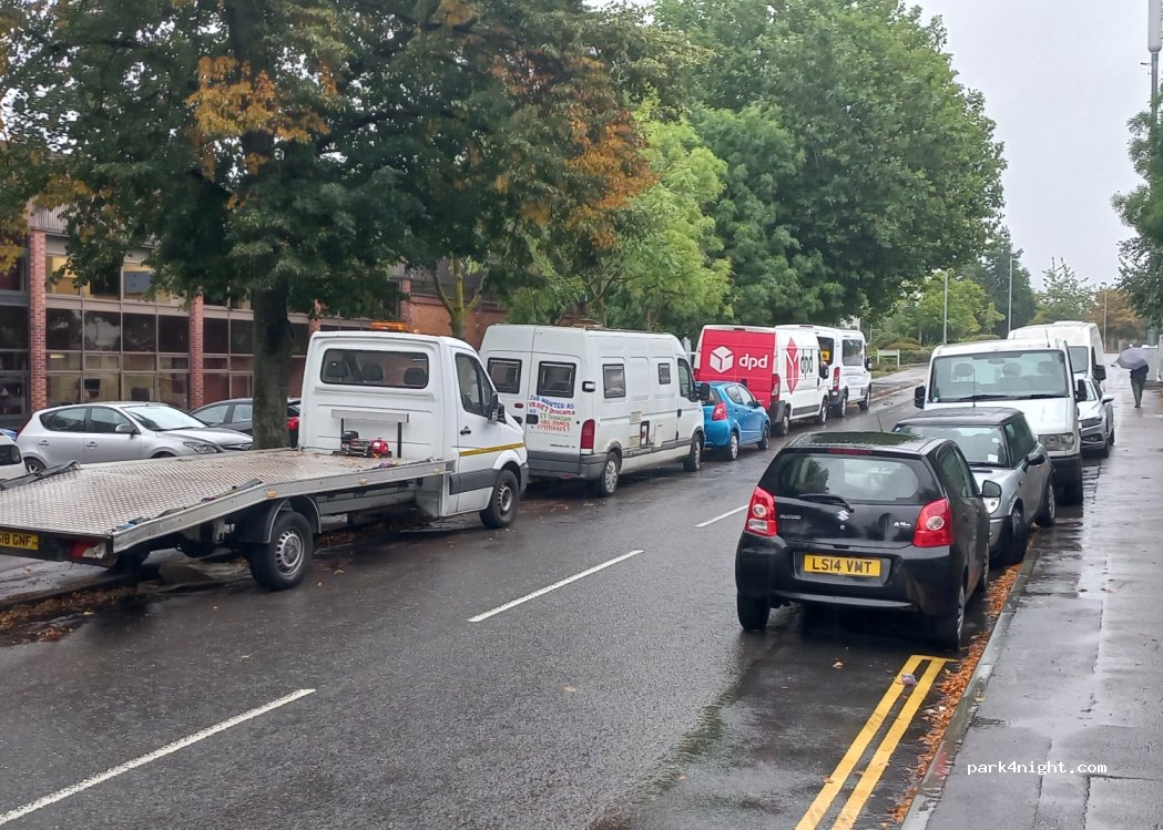 (RG6 1AW) Earley - 53 Suttons Park Avenue — foto