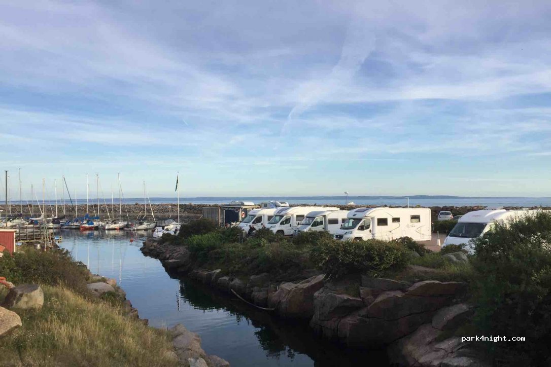 Ställplats för Husbil Grötvik Hamn — foto
