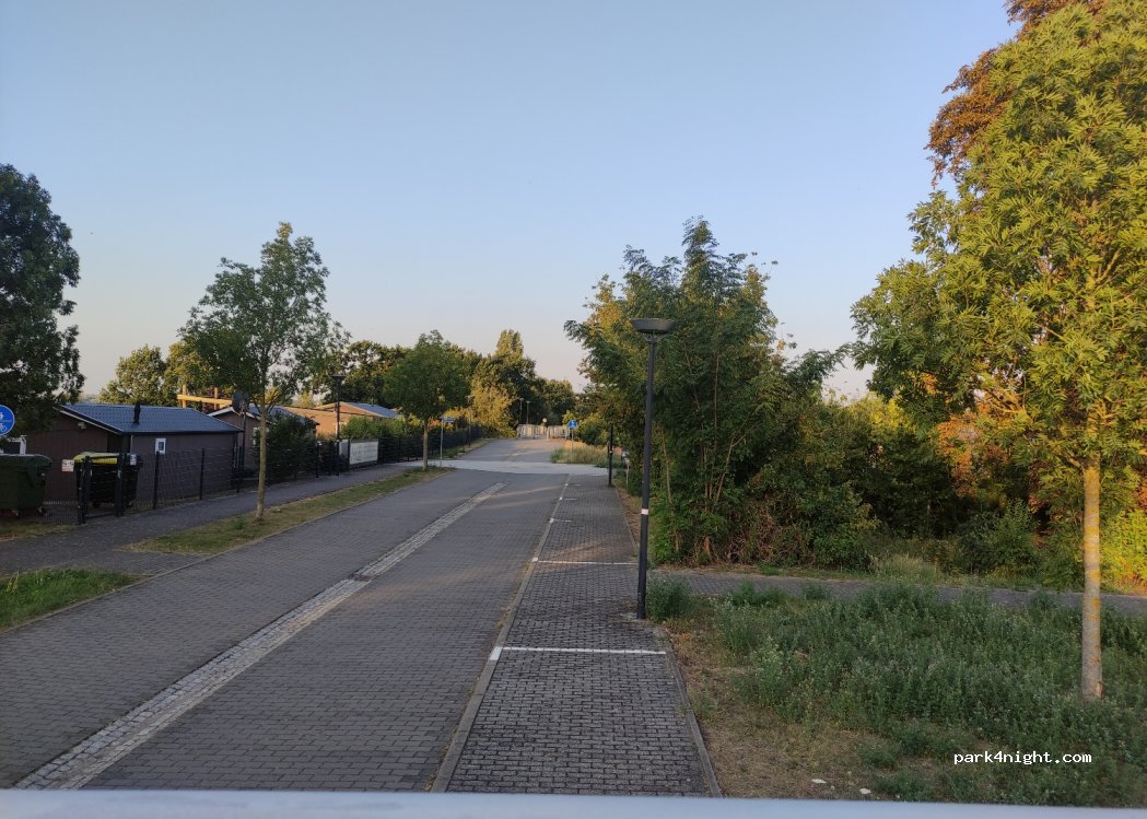 (06749) Bitterfeld-Wolfen - 8 Sparkassenallee — foto