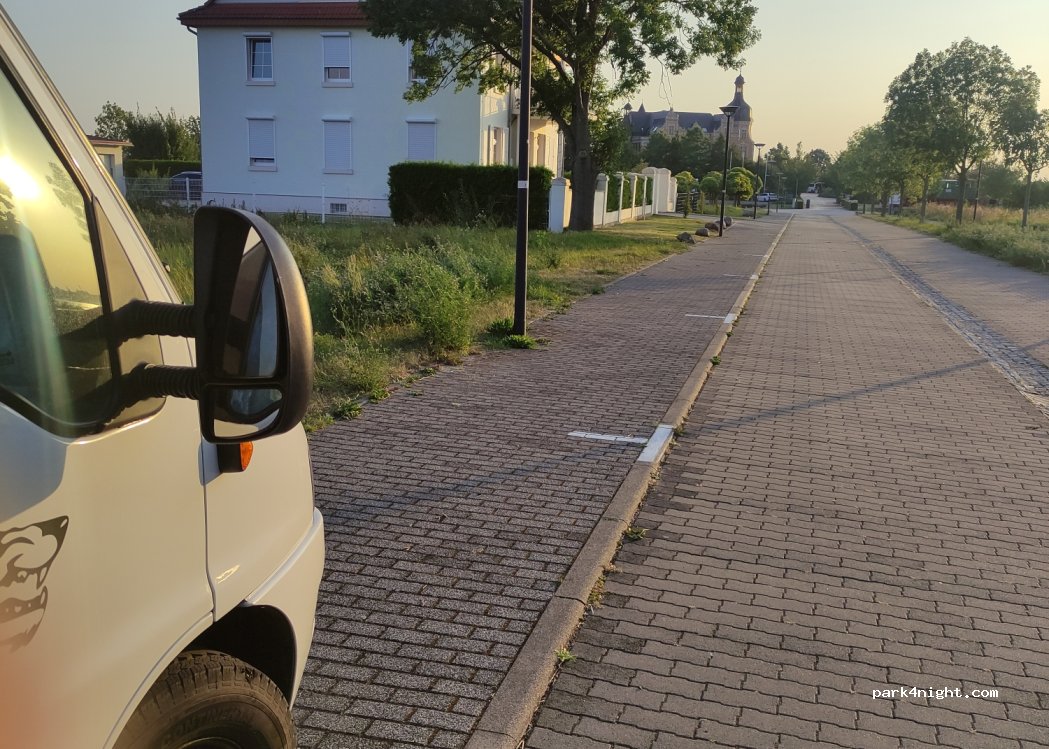(06749) Bitterfeld-Wolfen - 8 Sparkassenallee — foto 2