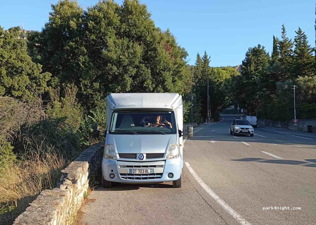 (13260) Cassis - 3 Avenue du Maréchal Foch — foto