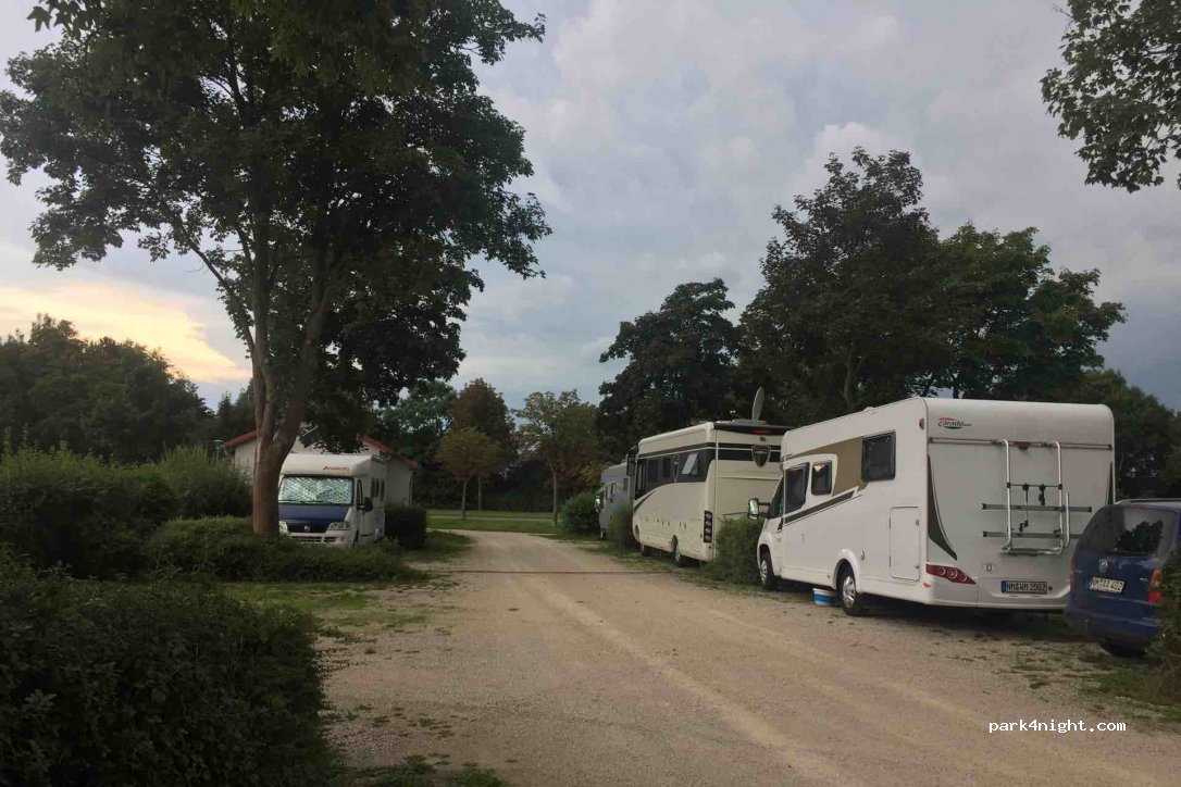 Wohnmobilstellplatz am Festplatz in Freystadt — foto