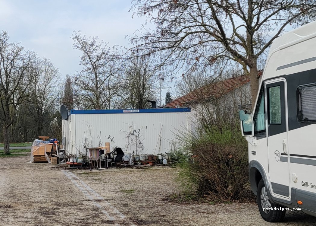 Wohnmobilstellplatz am Festplatz in Freystadt — foto 4