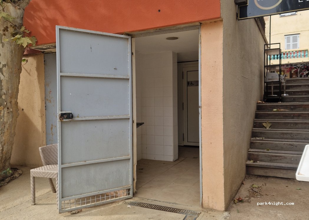 (20220) L'Île-Rousse - 4 Place Pascal Paoli — foto