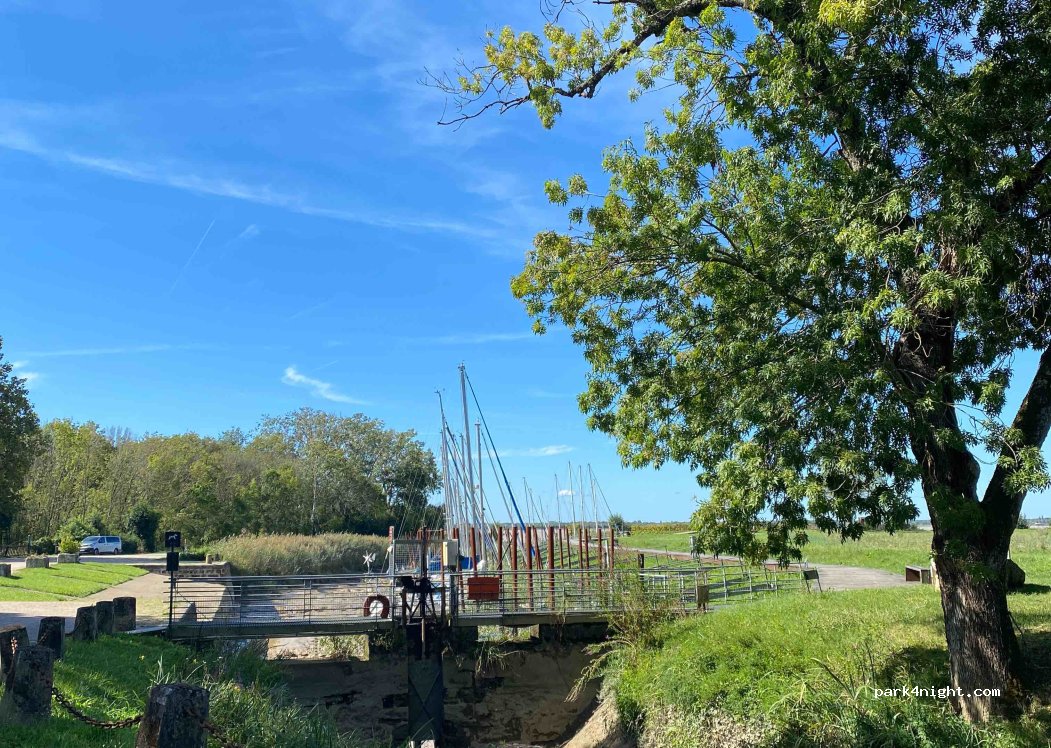 (33390) Plassac - 1 Le Port — foto