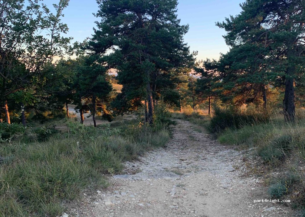 (04110) Montfuron - Unnamed Road — foto