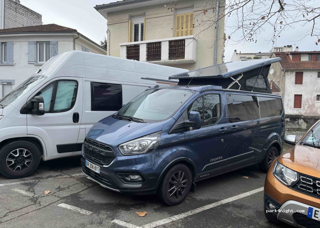 (65100) Lourdes - 4 Place des Pyrénées — foto
