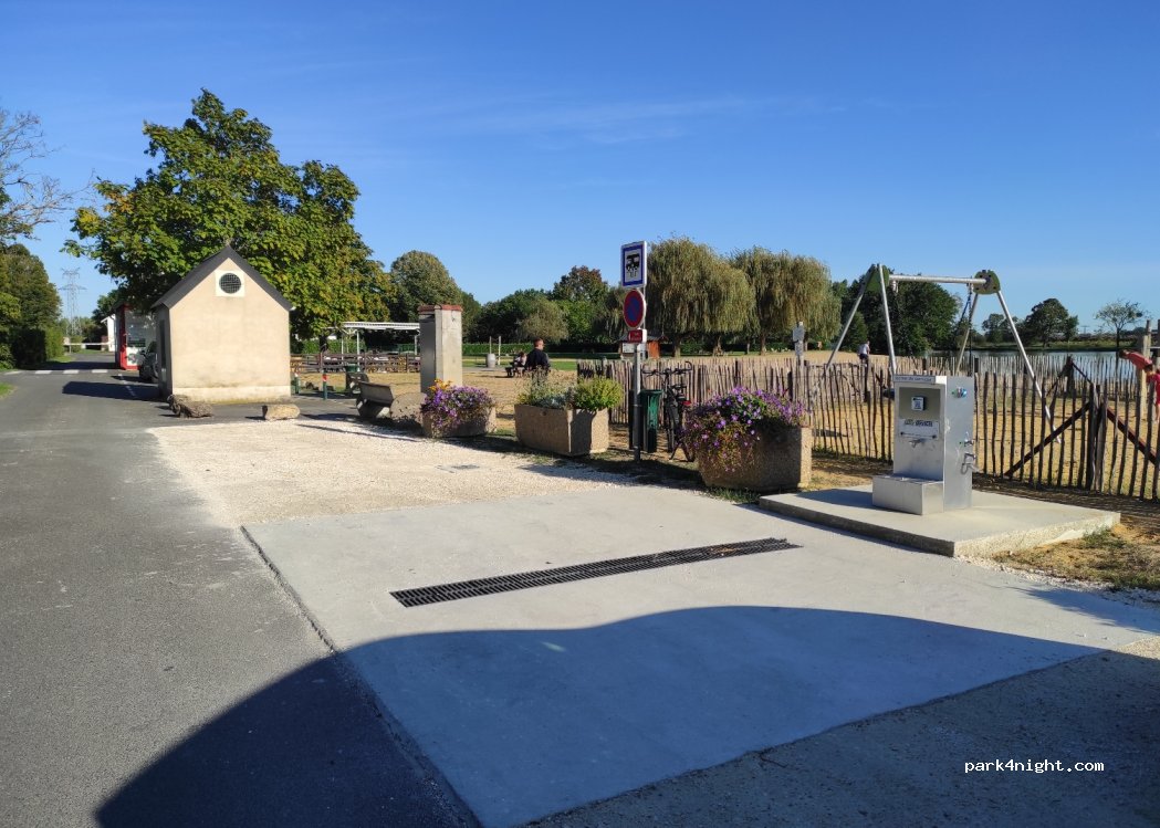 (37140) Bourgueil - 31 Avenue du Général de Gaulle — foto