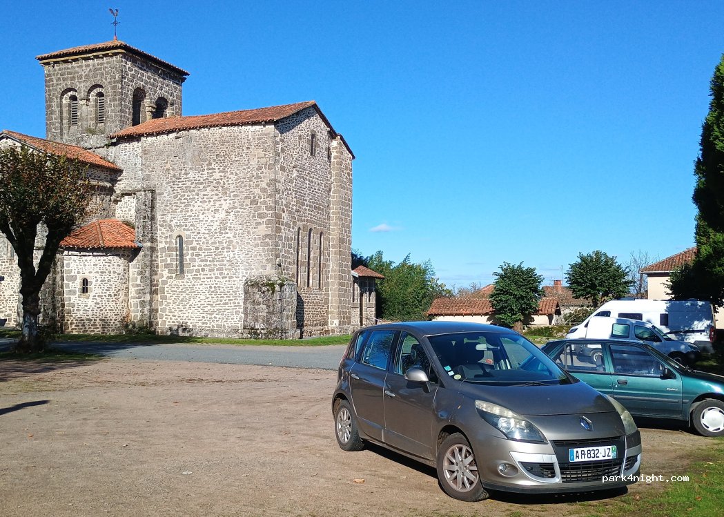 (16150) Chassenon - 1 Place de l'Église — foto