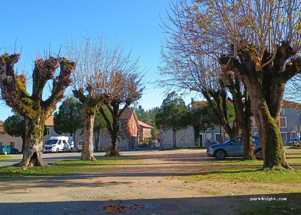 (16150) Chassenon - 1 Place de l'Église — foto 2