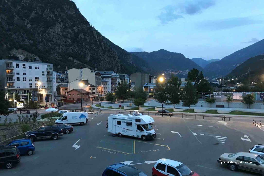 (AD500) Santa Coloma - 90 Avinguda d'Enclar — foto