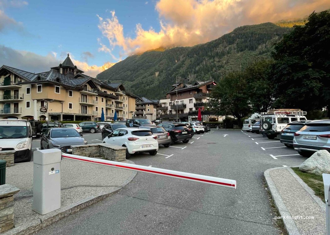 (74400) Chamonix-Mont-Blanc - Place du Poilu — foto