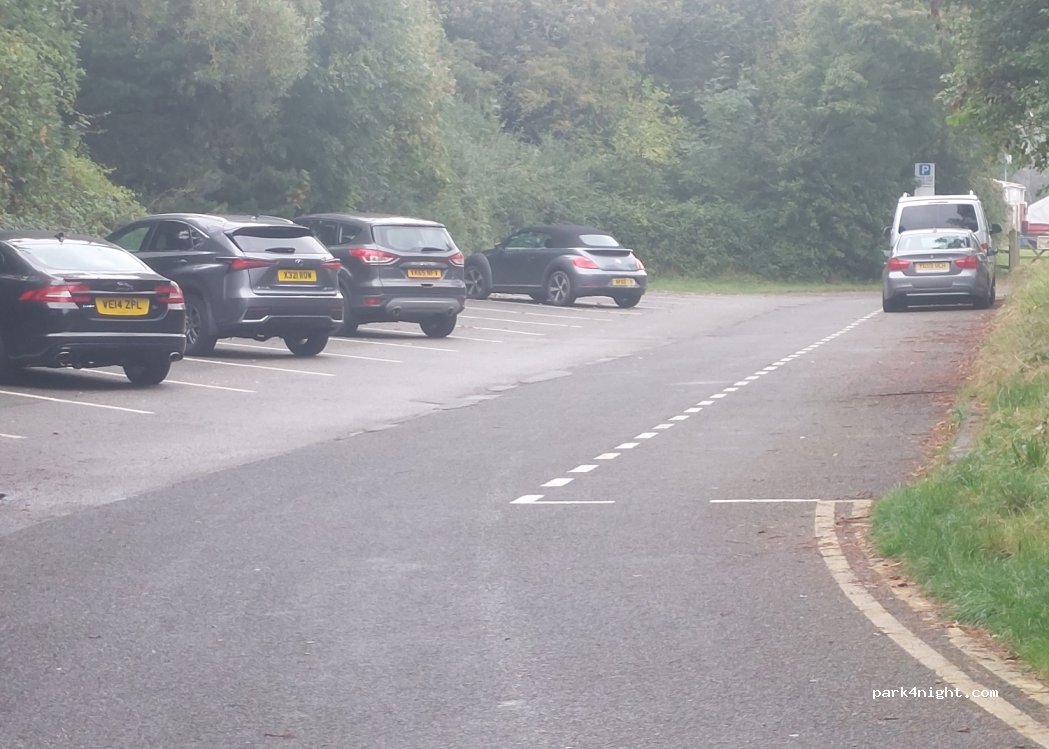 (CH61 0HN) Thurstaston - Station Road — foto