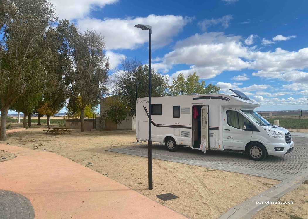 Estacionamiento municipal de Autocaravanas Pedrosa del Rey — foto 3