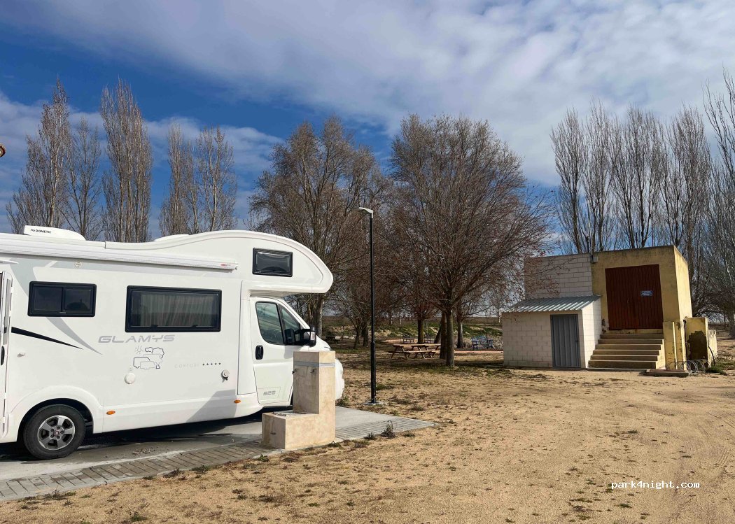 Estacionamiento municipal de Autocaravanas Pedrosa del Rey — foto 4