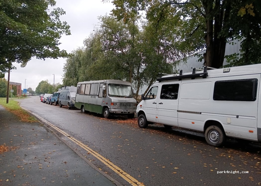 (RH11 0PQ) Lowfield Heath - 10 Church Road — foto