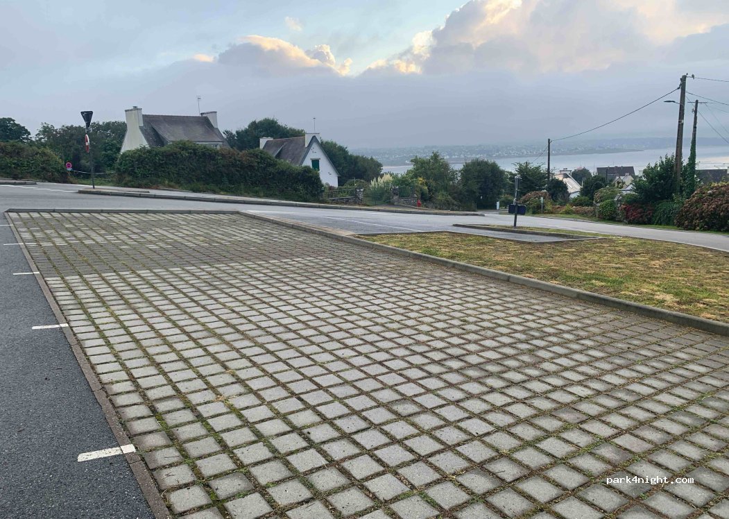 (29770) Audierne - 6 Place Jean Keravec — foto