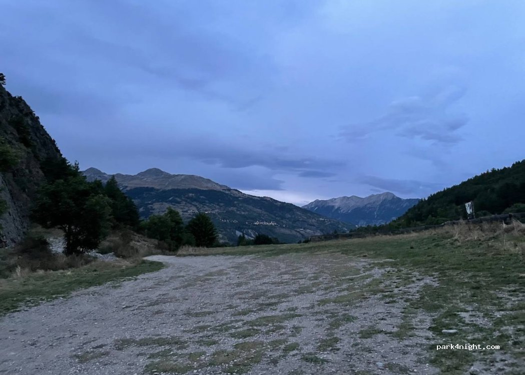 (05120) Saint-Martin-de-Queyrières - Unnamed Road — foto