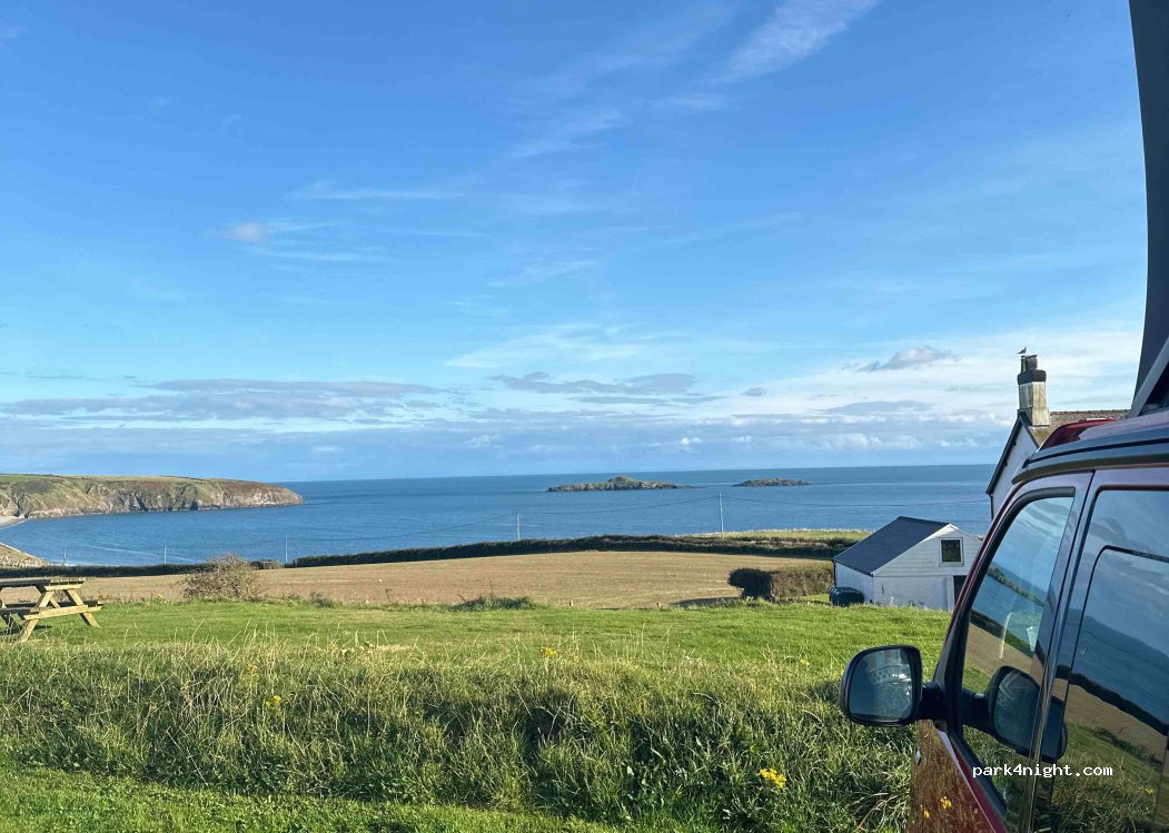 Maes Gwersylla Dwyros Campsite — foto