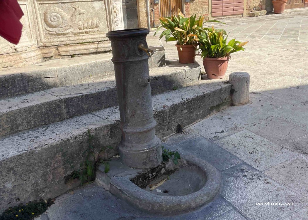 (53041) Asciano - 1 Piazza del Grano — foto