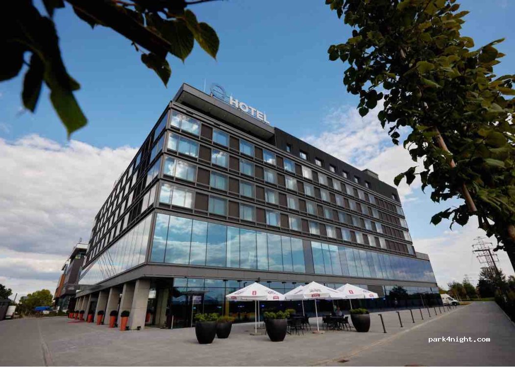 Q Hotel Plus Wrocław Bielany_Camper_Park — foto