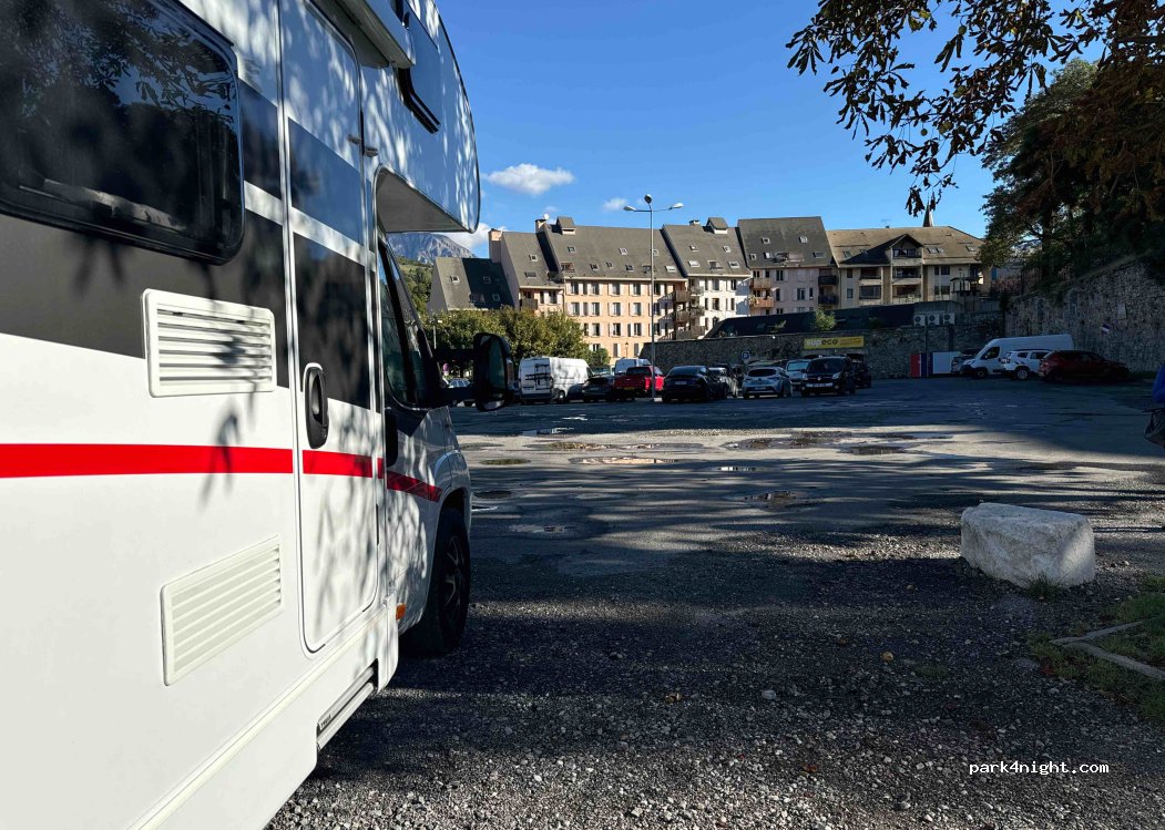 (05200) Embrun - 4 Rue Pierre et Marie Curie — foto