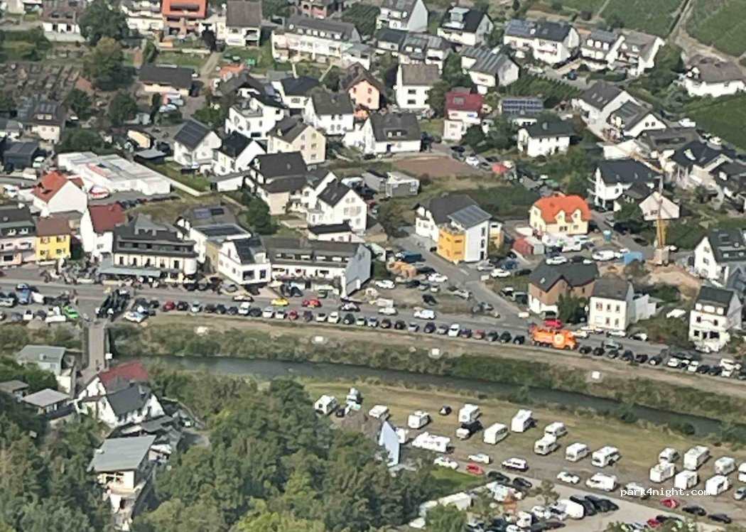 Wohnmobilparkplatz in Dernau — foto