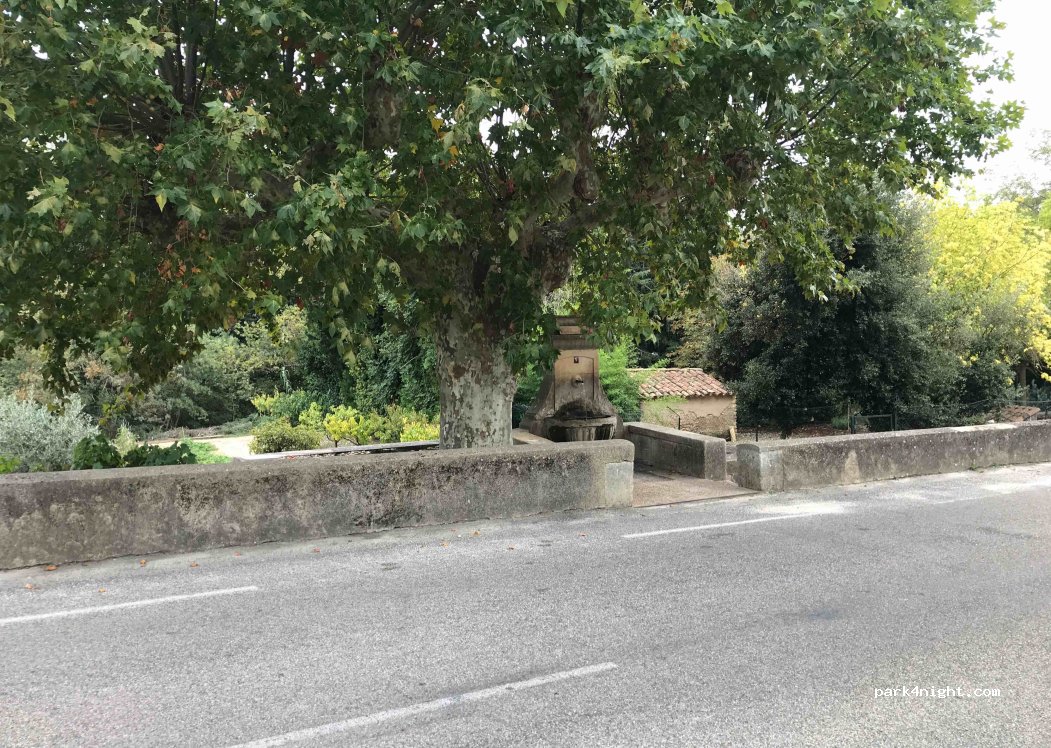 (84220) Lioux - 3 Le Village — foto