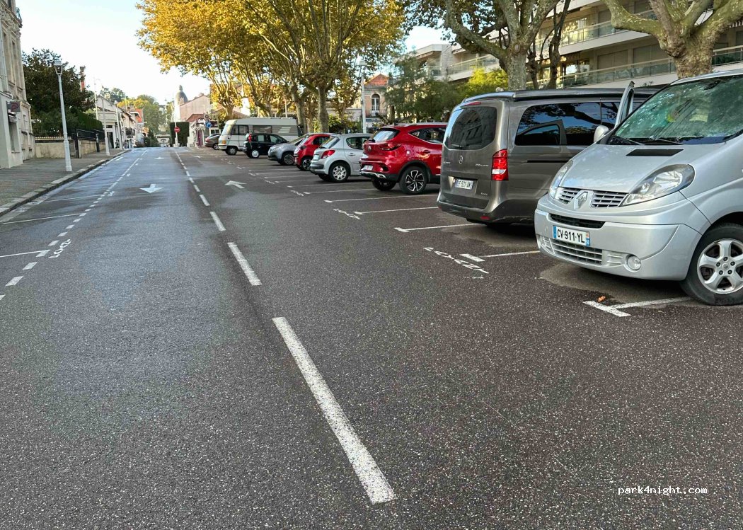 (33120) Arcachon - 1 Place Carnot — foto